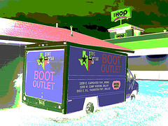 Boot outlet truck / Camion bien botté - Hillsboro, Texas. USA - 28 juin 2010 - Négatif postérisé