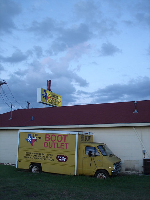 Boot outlet truck / Camion bien botté - Hillsboro, Texas. USA - 28 juin 2010