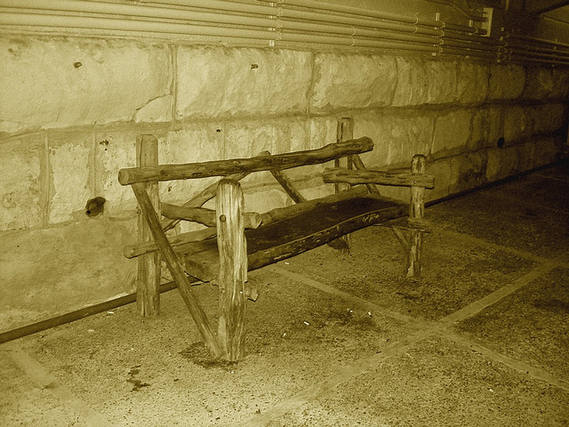 River walk bench / Banc du River Walk - San Antonio, Texas. USA - 28 juin 2010 - Sepia