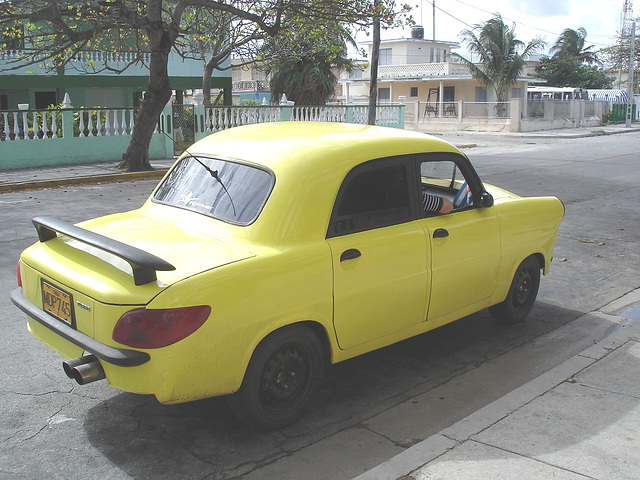 Trabant jaune - Varadero, CUBA.  6 février 2010.