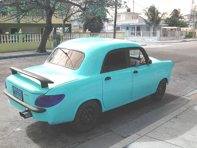 Trabant en blanc !  Varadero, CUBA.  6 février 2010 - Inversion RVB en blanc.