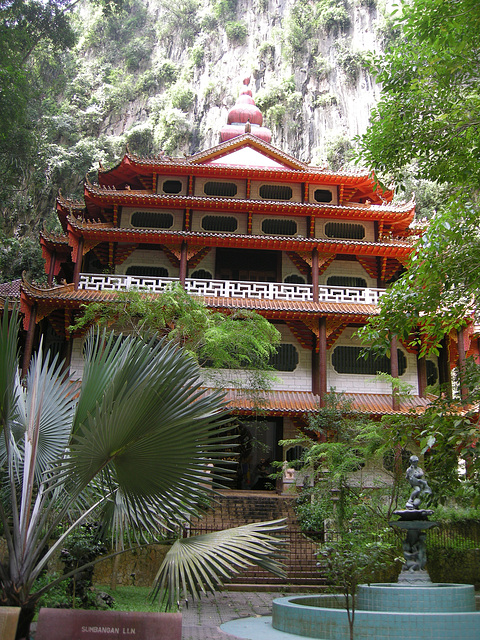 Tempel im Bergeinschnitt