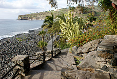 Nach dem Lift durch die Steilwand der Felsenküste noch ein paar Treppen bis zum Strand. ©UdoSm