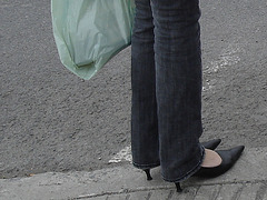 La Dame Jerie asiatique  en talons hauts / Jerie high-heeled Asian Lady - Station métro PI IX  /  PI IX subway station - Montréal, Qc. CANADA - 4 Mai 2010