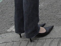 La Dame Jerie asiatique  en talons hauts / Jerie high-heeled Asian Lady - Station métro PI IX  /  PI IX subway station - Montréal, Qc. CANADA - 4 Mai 2010