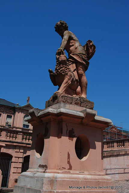 statue à l'entré du chateau