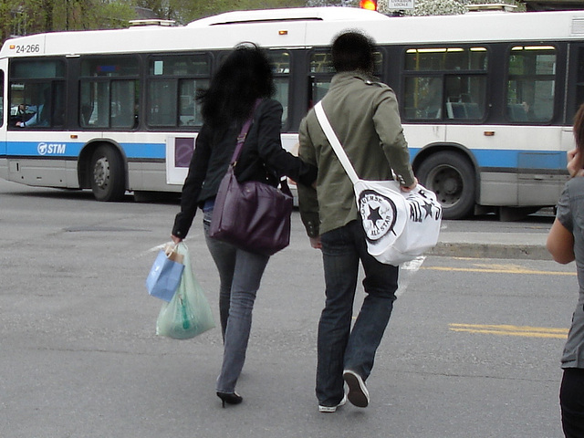 La Dame Jerie asiatique  en talons hauts / Jerie high-heeled Asian Lady - Station métro PI IX  /  PI IX subway station - Montréal, Qc. CANADA - 4 Mai 2010- Version anonyme