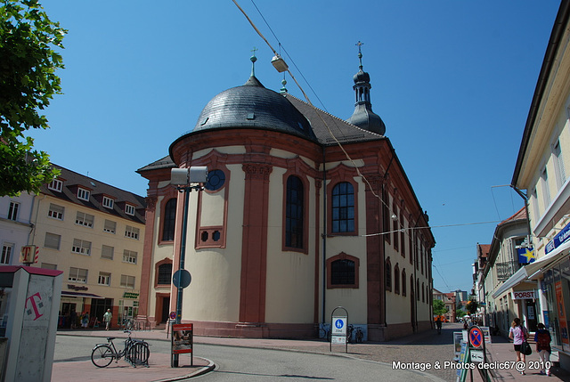 Marktplatz  l'église de dos