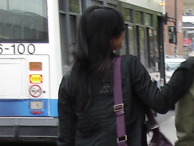 La Dame Jerie asiatique  en talons hauts / Jerie high-heeled Asian Lady - Station métro PI IX  /  PI IX subway station - Montréal, Qc. CANADA - 4 Mai 2010