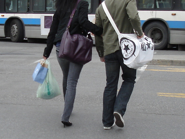 La Dame Jerie asiatique  en talons hauts / Jerie high-heeled Asian Lady - Station métro PI IX  /  PI IX subway station - Montréal, Qc. CANADA - 4 Mai 2010