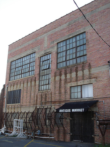 Antique market building / Marché d'antiquités - Bastrop - Louisiane. USA /  08-07-2010