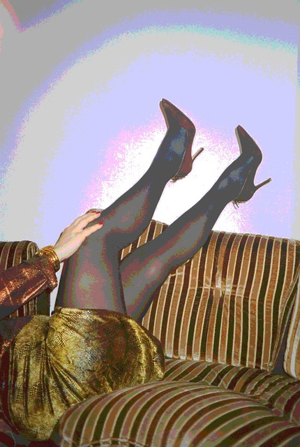 Mon amie / My friend Lady Roxy - Sofa et talons hauts / Chesterfield & high heels. Postérisée