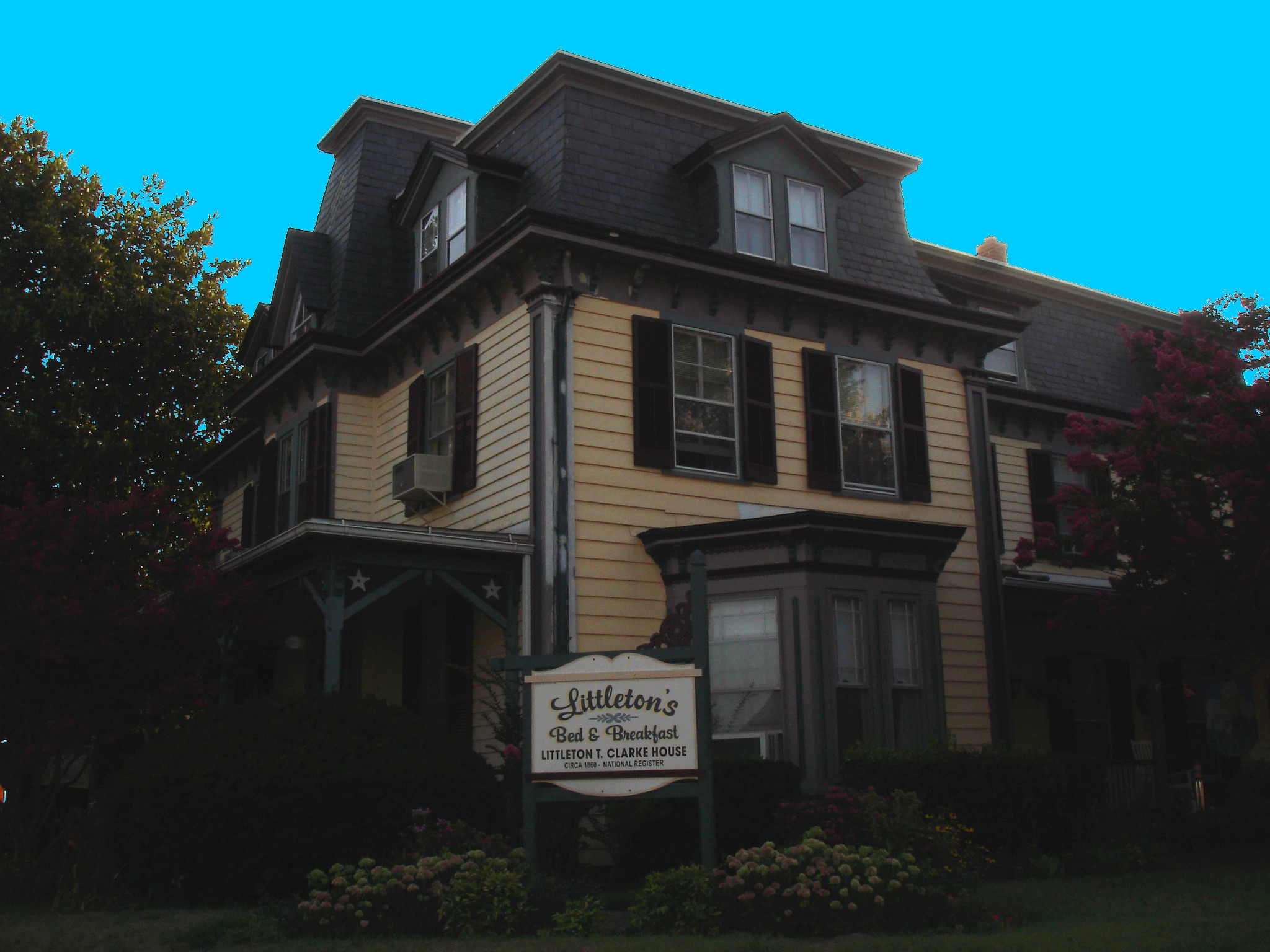 Maryland history Littleton T. Clarke house /  Pocomoke, MD. USA - 18 juillet 2010 - Éclaircie avec ciel bleu photofiltré