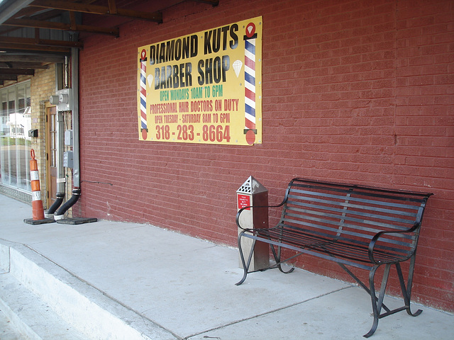 Diamond kuts barber shop bench /  Banc de diamants capillaires -  Bastrop /  Louisiane. USA - 08 juillet 2010