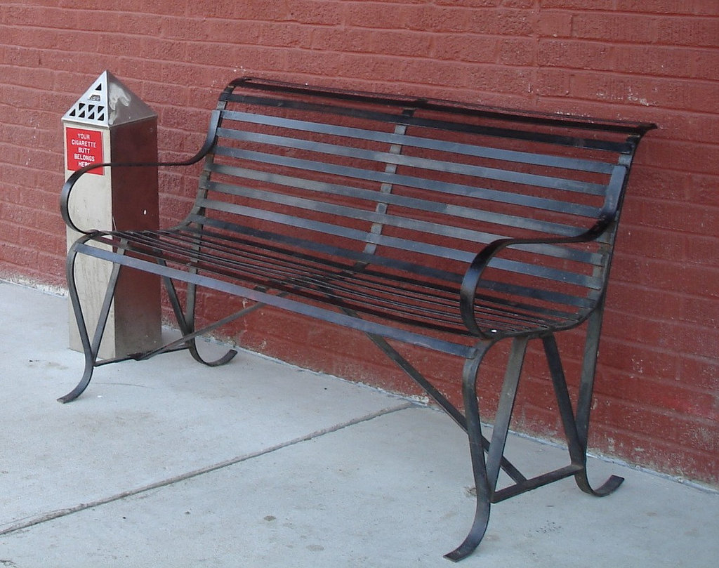 Diamond kuts barber shop bench /  Banc de diamants capillaires -  Bastrop /  Louisiane. USA - 08 juillet 2010 - Recadrage