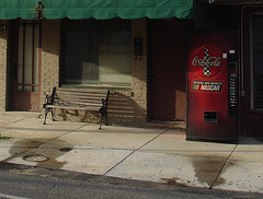 Coca-cola bench / Le banc Coca-Cola - Bastrop /  Louisiane. USA - 08 juillet 2010 - Recadrage