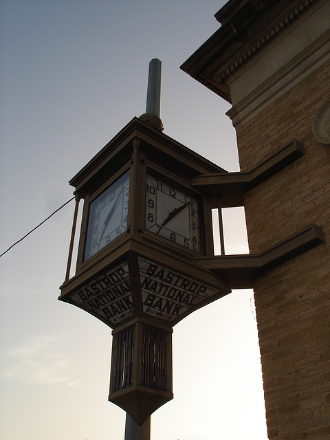 Bastrop national bank clock /  Heure bancaire - Bastrop, Louisiana. USA /  8 juillet 2010.