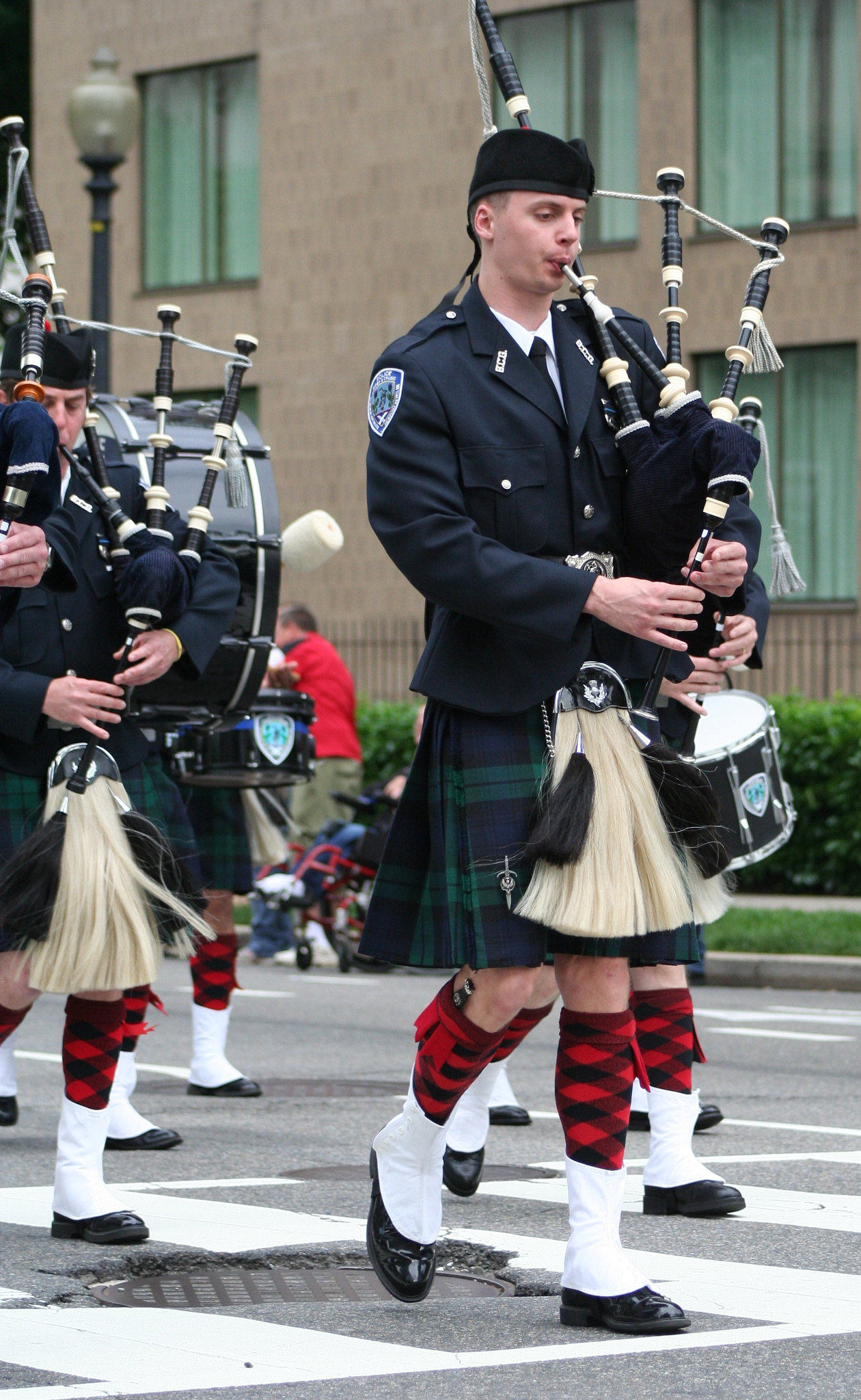 38.EmeraldSocietyPipebandMarch.EStreet.NW.WDC.14May09