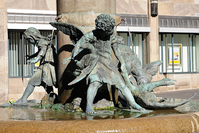 Martinsbrunnen - Kinder fangen Gänse - Detail