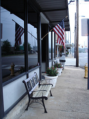 USA flags with twin  benches / Drapeau américain et bancs jumeaux - Hamilton, Alabama. USA - 10 juillet 2010