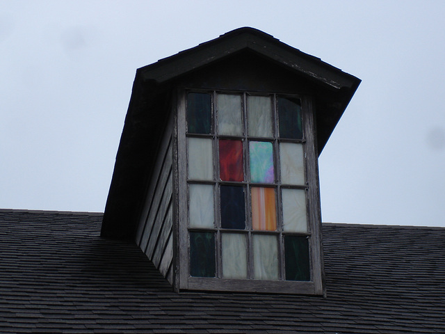 Vitre à carreaux colorés / Colorful window panes - Hamilton, Alabama. USA - 10 juillet 2010 - Recadrage