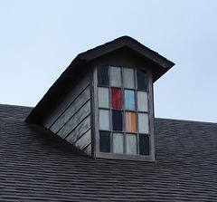 Fenêtre à grenier avec vitre à carreaux colorés / Colorful attic window panes - Hamilton, Alabama. USA - 10 juillet 2010 - Recadrage