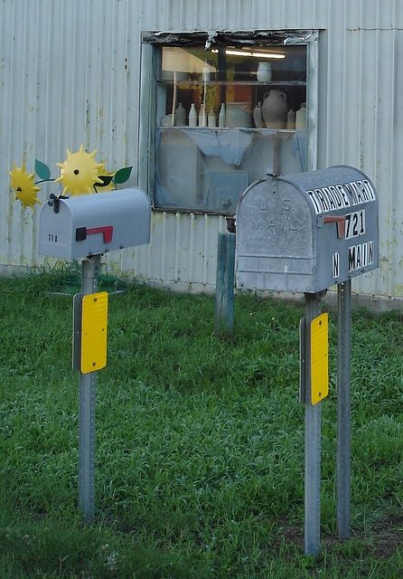 Antiquités texanes / Texan antiques - Jewett, Texas. USA - 6 juillet 2010 - Recadrage