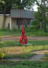 Wheels totem / Wheeling totem -  Antiquités texanes / Texan antiques - Jewett, Texas. USA - 6 juillet 2010 - Recadrage.