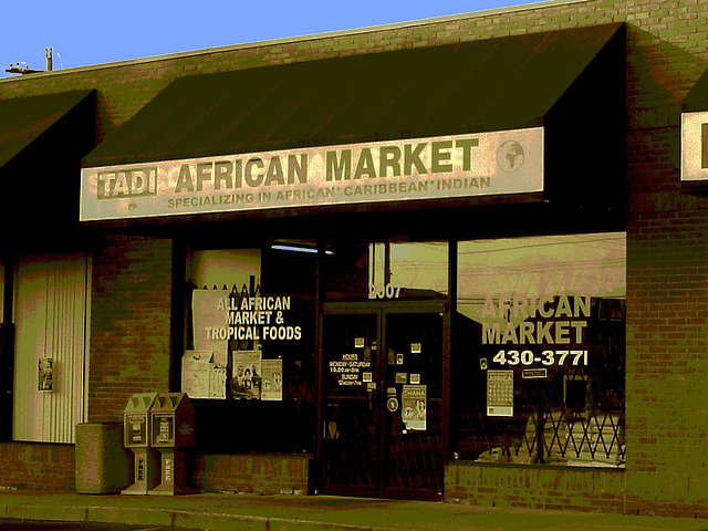 African market area / Le coin du marché africain - Colombus, Ohio. USA. 25 juin 2010  -Sepia au ciel bleu photofiltré