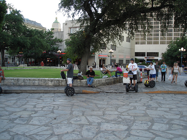 Touristes roulants / Wheeling tourists - San Antonio, Texas. USA - 29 juin 2010.