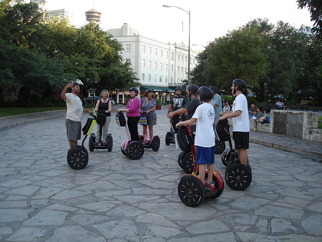 Touristes roulants / Wheeling tourists..... (Segways)