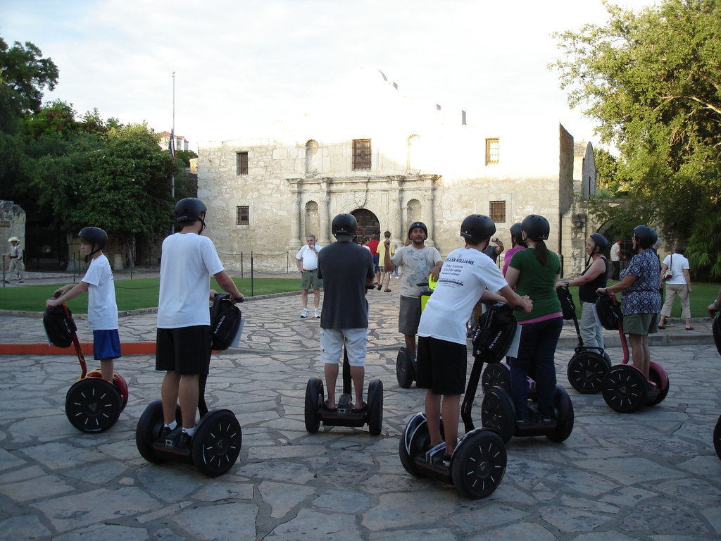 Touristes roulants / Wheeling tourists - San Antonio, Texas. USA - 29 juin 2010.