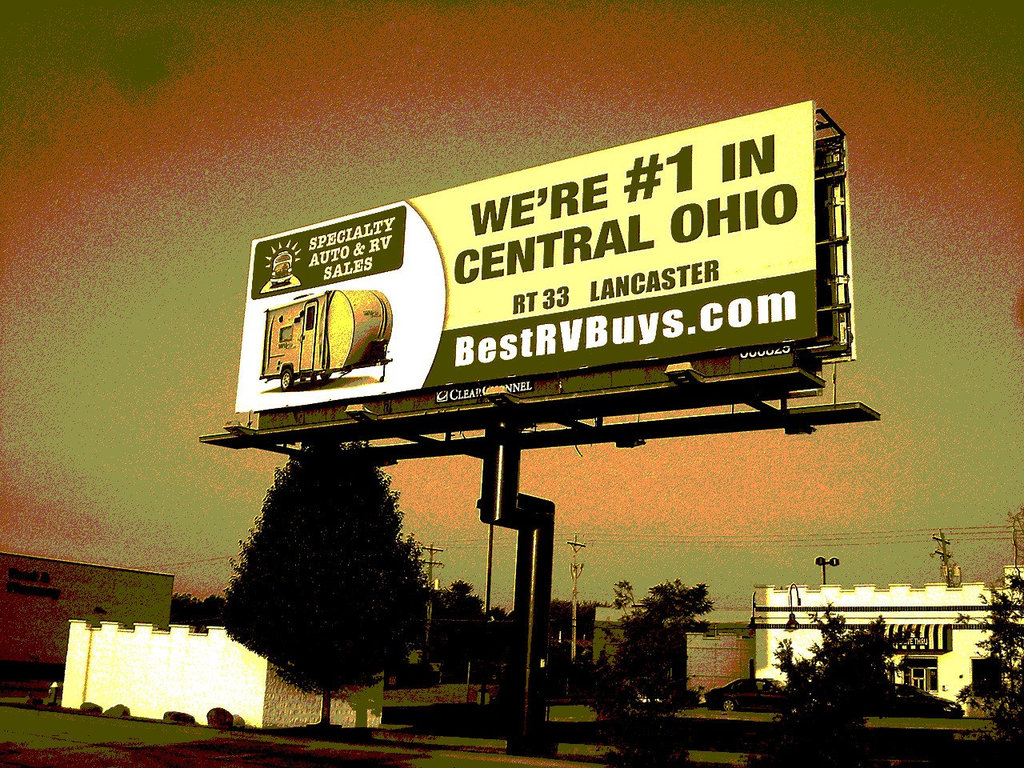 BestRVBbuys.com billboard / Panneau-réclame - Columbus, Ohio. USA - 25 juin 2010- Sepia postérisé