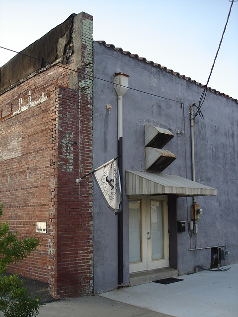 Mysterious flag building / Mystérieux bâtiment au drapeau inconnu - Bastrop, Louisiane. USA - 8 juillet 2010.