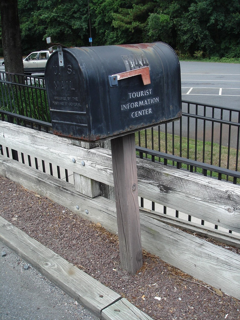Tourist information center mailbox / Courrier touristique