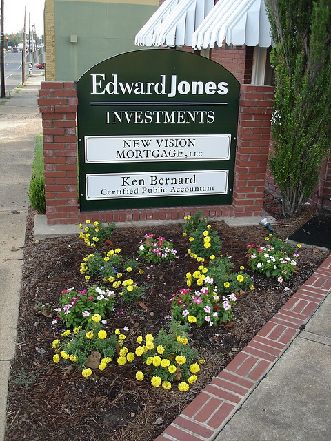 Edward Jones garden / Investiture fleurie - Bastrop. Louisiane. USA - 8 juillet 2010.