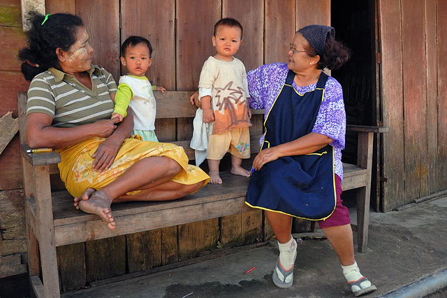 Chat under Karen women in Baan Pi Lok