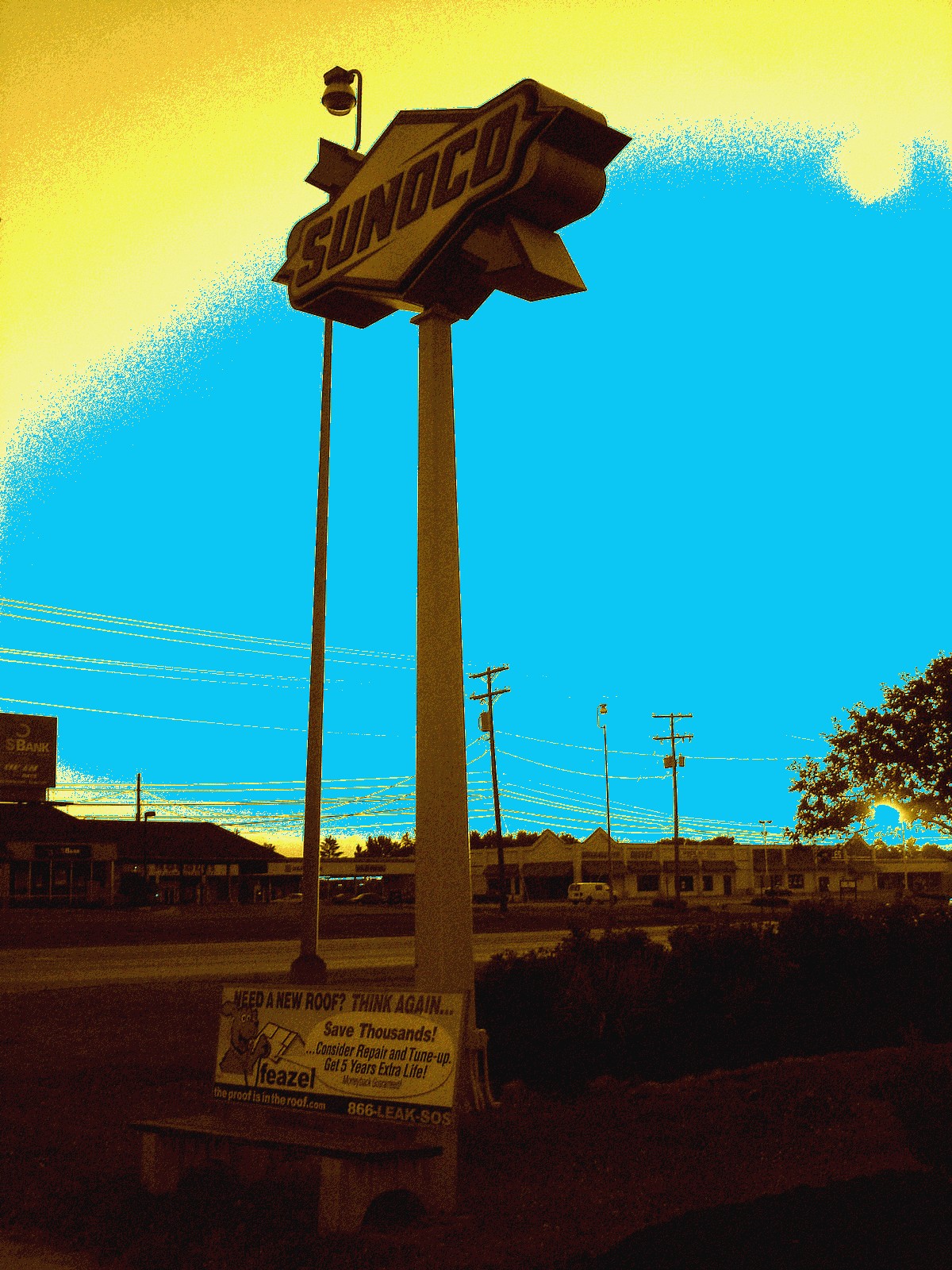 Sunoco rising / Lever de Sunoco - Columbus, Ohio. USA. 25 juin 2010 - Sepia postérisé + ciel phofiltré