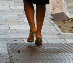 Talons hauts rencontre plaque de métal / Metallic high heels - France / Photographe Claudette