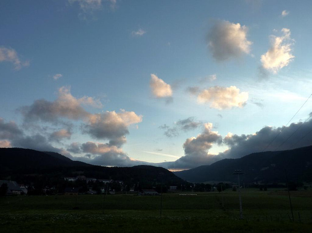 Quand tout dort encore, les nuages dansent