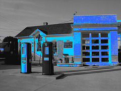 Pocomoke city info.center / Pocomoke, Maryland. USA - 18 juillet 2010 - N & B avec bleu photofiltré