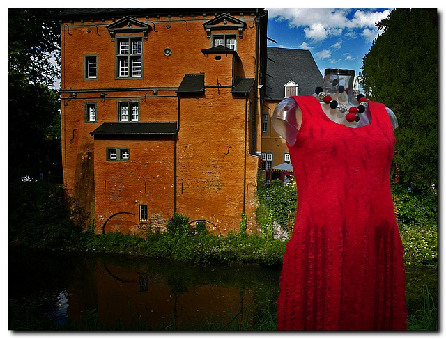 Rotes Kleid mit Schloss