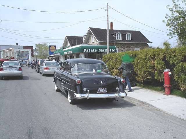 Patate Mallette et Meteor / Beauharnois, Québec. CANADA. 1er mai 2010 - Anonyme