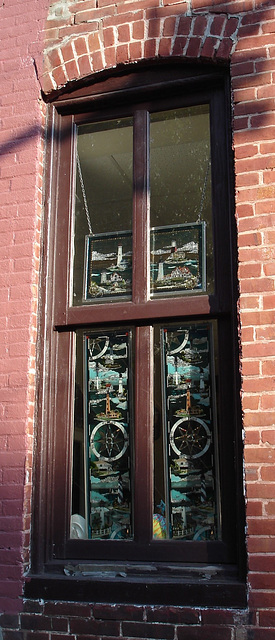 Lighthouse window / Fenêtre à phare artistique - Pocomoke, Maryland. USA - 18 juillet 2010-  Recadrage / Different frame