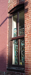 Gold & $ilver trading post /  Lighthouse window / Fenêtre à phare artistique - Pocomoke, Maryland. USA - 18 juillet 2010 - Recadrage