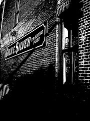 Gold & $ilver trading post /  Lighthouse window / Fenêtre à phare artistique - Pocomoke, Maryland. USA - 18 juillet 2010 - High contrast (HC)  / Bichromie