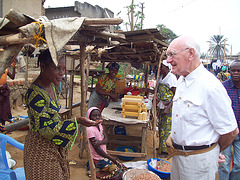 Jacques Tuinder en la granda bazaro en Mbanza-Ngungu