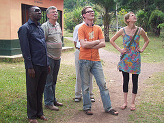 Jean Bosco kaj la vizitantoj el Nederlando en Botanika ghardeno en Kongo DR