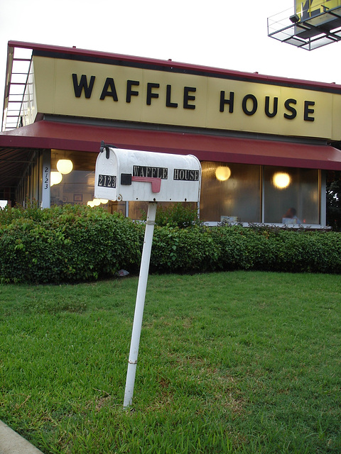 Waffle house mailbox /  Gaufrier postal - Bossiercity / Louisiane, USA - 7 juillet 2010