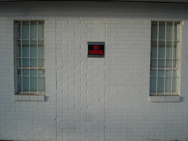 No parking building / Stationnement interdit - Bastrop, Louisiane. USA - 8 juillet 2010